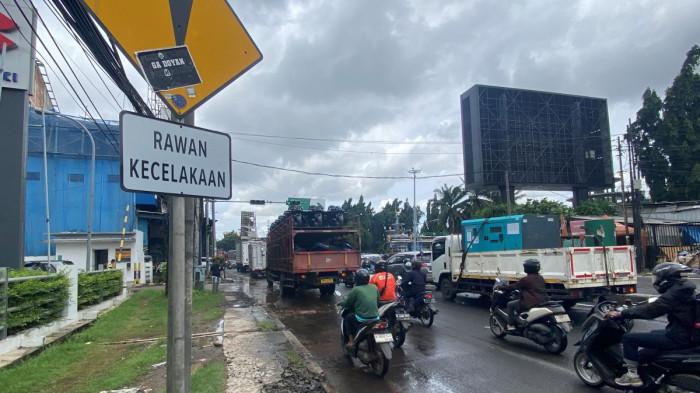 JALAN BERLUBANG - Jalan berlubang maut masih menghantui pengendara di sepanjang Jalan Sultan Agung, Kecamatan Medan Satria, Kota Bekasi, Jawa Barat pada Jumat (20/2/2026). (Igman Ibrahim)