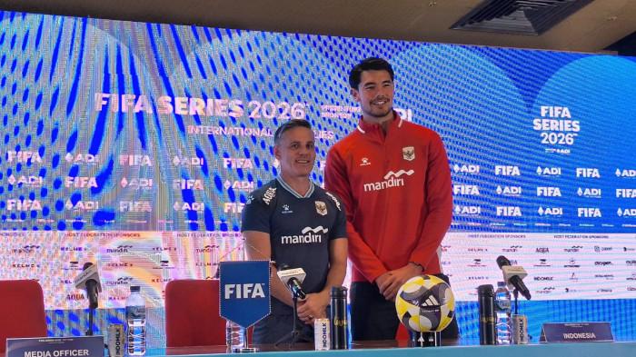 JELANG PERTANDINGAN  - Pelatih Timnas Indonesia, John Herdman bersama pemainnya, Elkan Baggott saat menghadiri sesi konferensi pers jelang menghadapi Saint Kitts & Nevis dalam laga FIFA Series, SUGBK, Senayan, Jakarta, Kamis (26/3/2026).