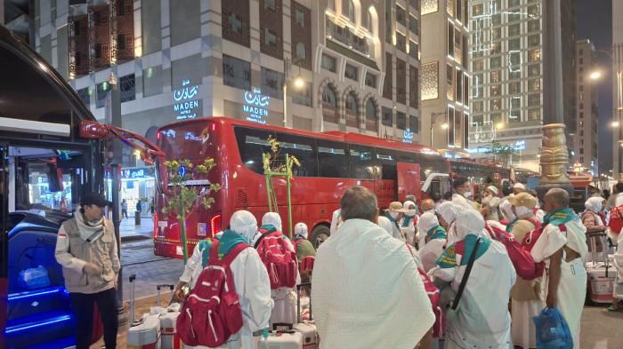 JEMAAH HAJI ke MAKKAH - Suasana jelang keberangkatan jemaah haji gelombang pertama di Madinah menuju Makkah, Kamis (30/4/2026). Jemaah sudah memakai pakaian ihram selanjutnya menuju Bir Ali untuk mengambil miqot.