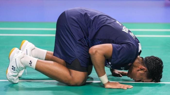 JUARA AUSTRALIAN OPEN - Alwi Farhan melakukan sujud syukur. Pebulutangkis tunggal putra Indonesia itu sukses menaklukkan wakil China, Dong Tian Yao, dua gim langsung 21-13, 21-13 pada partai final Australian Open 2026 di Sydney, Minggu (14/6), sekaligus mengamankan gelar juara. Dok: PBSI