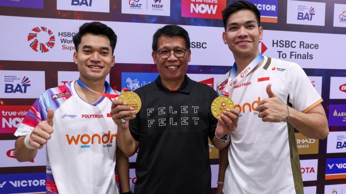 JUARA THAILAND OPEN - Pebulutangkis ganda putra Indonesia, Leo Rolly Carnando/Daniel Marthin sukses merebut gelar juara Thailand Open 2026 setelah mengalahkan pasangan unggulan pertama asal India, Satwiksairaj Rankireddy/Chirag Shetty di Nimibutr Stadium, Thailand dengan skor 21-12, 25-23, Minggu (17/5/2026).