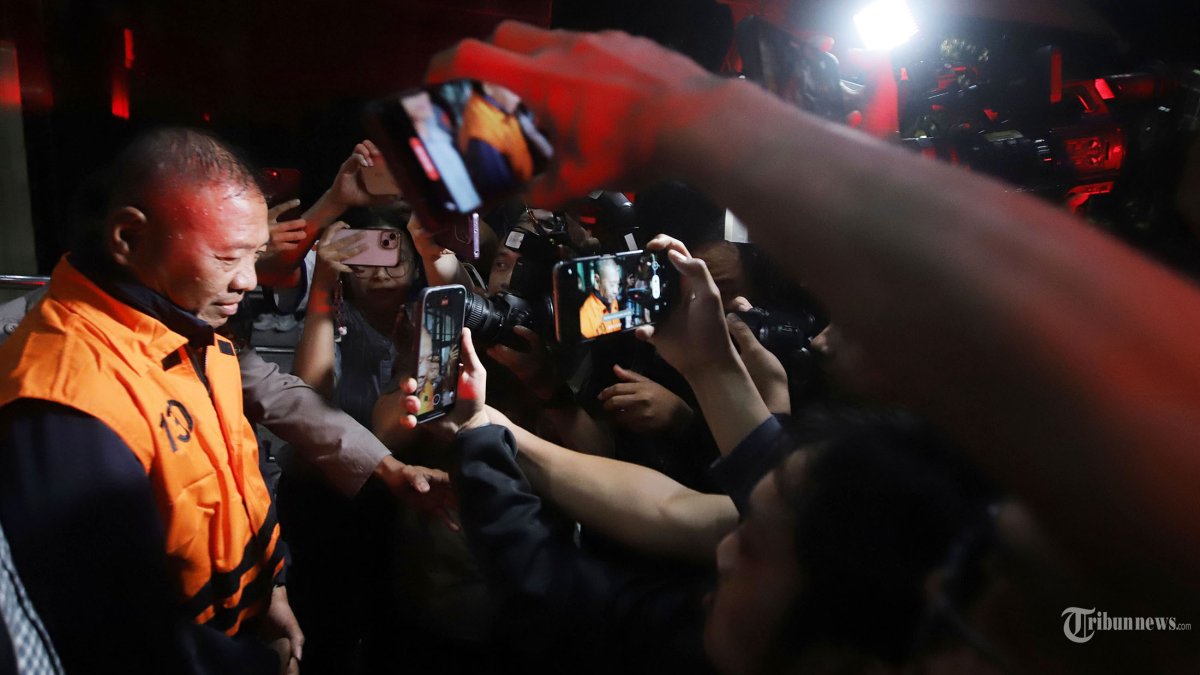 BUPATI TULUNGAGUNG TERSANGKA - Bupati Tulungagung Gatut Sunu Wibowo mengenakan rompi orange  saat berjalan meninggalkan gedung Komisi Pemberantasan  Korupsi (KPK) di Jakarta, Minggu (12/4/2026) dini hari. KPK menetapkan Bupati Tulungagung Gatut Sunu Wibowo sebagai tersangka kasus pemerasan para Organisasi Perangkat Daerah di Pemerintah Kabupaten Tulungagung. Selain Gatut, KPK juga menetapkan Dwi Yoga Ambal (YOG) selaku ADC atau ajudan bupati sebagai tersangka. GSW diduga meminta sejumlah uang kepada para KepalaOrganisasi Perangkat Daerah (OPD) dan pejabat lainnya, baik secara langsung maupun melalui YOG dengan total permintaan sekitar Rp5 miliar. Selain itu, GSW diduga melakukan pengaturan vendor pengadaan alat kesehatan di RSUD agar dimenangkan. Ia juga diduga meminta agar rekanannya menjadi pemenang dalam penyediaan jasa cleaning service dan security. Tribunnews/Jeprima