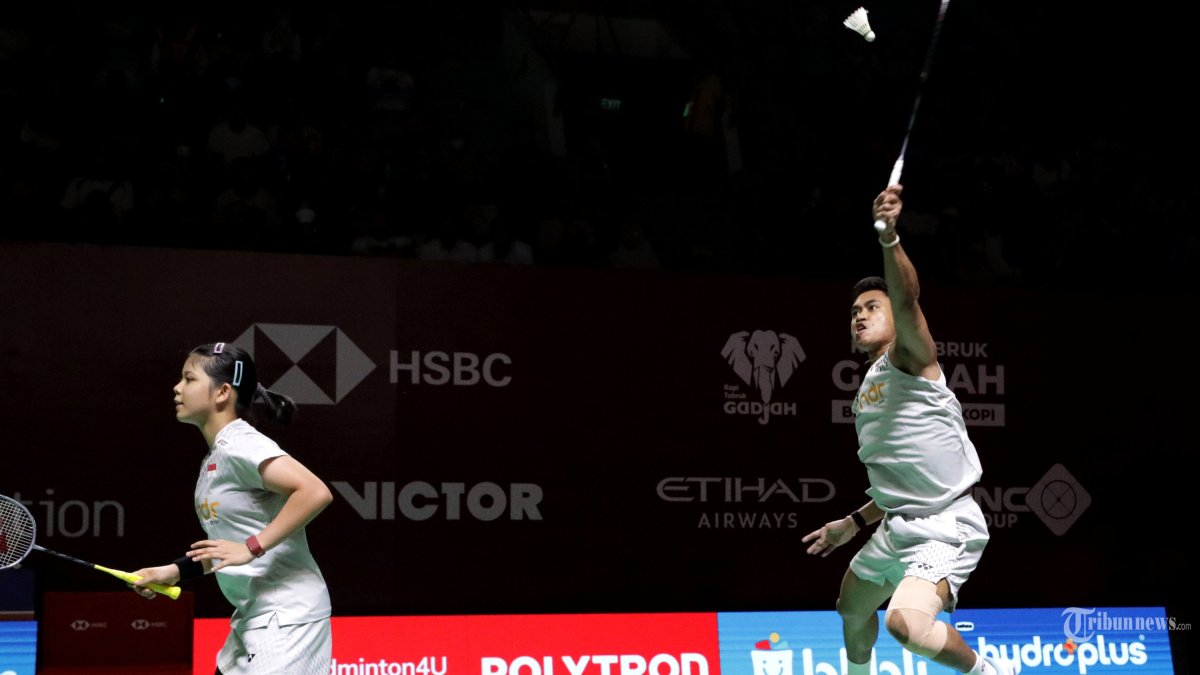 POLYTRON INDONESIA OPEN - Pebulu tangkis ganda campuram Indonesia Jafar Hidayatullah dan Felisha Alberta Nathaniel Pasaribu mengembalikan kok kearah pebulu tangkis ganda campuran Korea Kim Jae Hyeon dan Jang Ha Jeong pada babak 32 besar Polytron Indonesia Open 2026 di Istora Senayan, Jakarta, Rabu (3/6/2026). Jafar dan Felisha melaju ke babak 16 besar usai menang dengan skor 21-11 dan 21-14. TRIBUNNEWS/IRWAN RISMAWAN