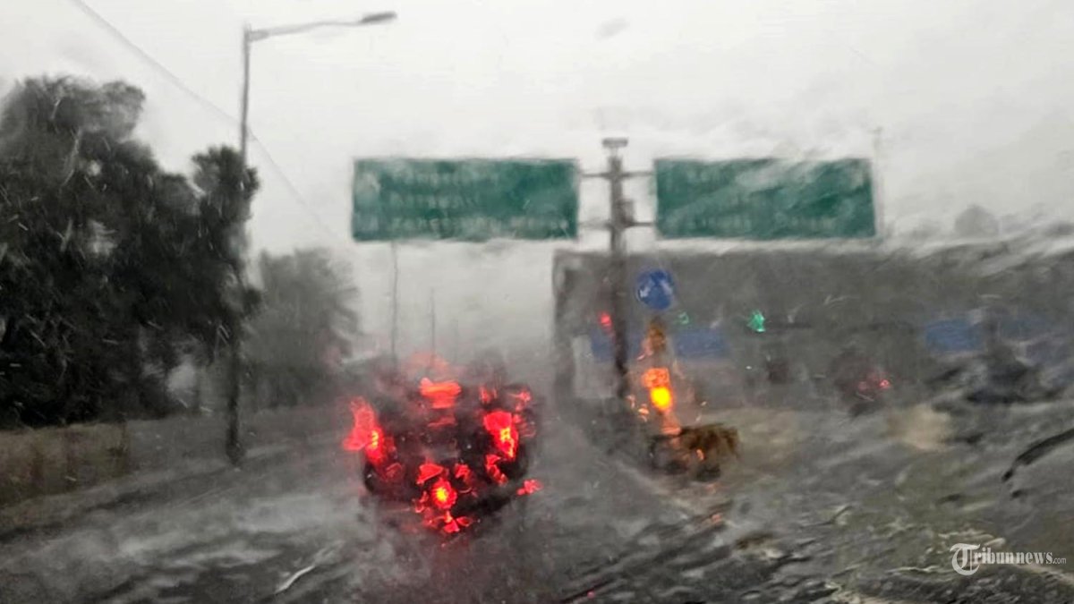 Hujan lebat mengguyur Ibukota DKI Jakarta, Kamis pagi (22 April 2025). Hingga membuat sejumlah Jalan dan Kawasan tergenang, seperti di Jalan Tol JORR kawasan Meruya mengarah ke Tol Tangerang pukul 10.35 WIB. (Tribunnews/Yuli Sulistyawan)