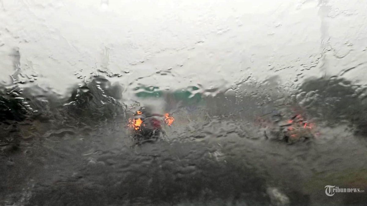 Hujan lebat mengguyur Ibukota DKI Jakarta, Kamis pagi (22 April 2025). Hingga membuat sejumlah Jalan dan Kawasan tergenang, seperti di Jalan Tol JORR kawasan Meruya mengarah ke Tol Tangerang pukul 10.35 WIB. (Tribunnews/Yuli Sulistyawan)