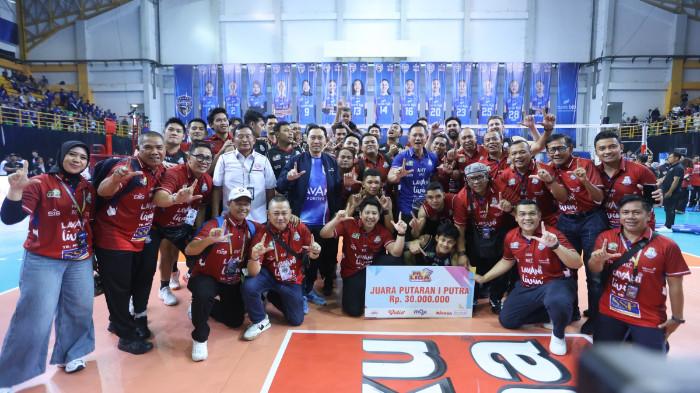 LAVANI PROLIGA 2026 - Jakarta LavAni Livin Transmedia sukses menjuarai putaran pertama Proliga 2026 usai menumbangkan Surabaya Samator dengan skor 3-0 (25-20, 25-18, 25-19) bertempat di GOR Sabilulungan, Jalak Harupat, Kabupaten Bandung, Minggu (25/1/2026) malam WIB.