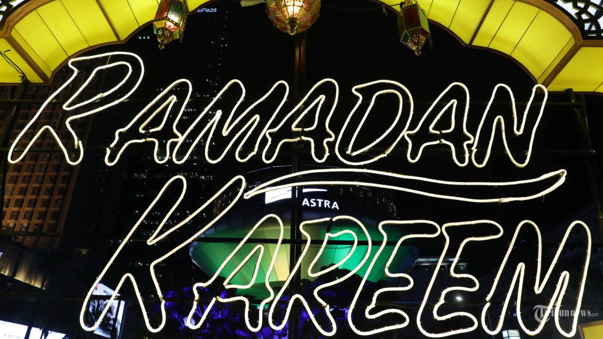 SAMBUT RAMADAN - Warga melihat instalasi pencahayaan pada Jakarta Light Festival Ramadan Kareem di kawasan Bundaran HI, Jakarta, Jumat (27/2/2026). Festival yang menyajikan instalasi cahaya dan ornamen ramadan tersebut untuk menyambut Ramadan hingga Idulfitri yang berlangsung dari 19 Februari hingga 24 Maret 2026. TRIBUNNEWS/IRWAN RISMAWAN