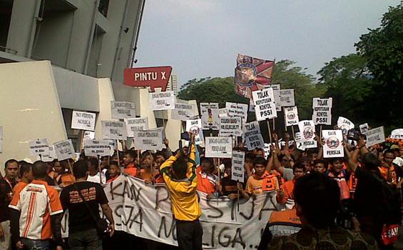 Ratusan Jakmania Kepung Kantor PSSI