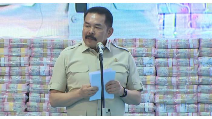 UANG NEGARA - Jaksa Agung, ST Burhanuddin, memberikan keterangan pada prosesi penyerahan uang triliunan rupiah di Gedung Kejagung RI, Jakarta Selatan, Rabu (13/4/2026). Satgas PKH menyerahkan uang senilai Rp 10,2 triliun kepada negara.