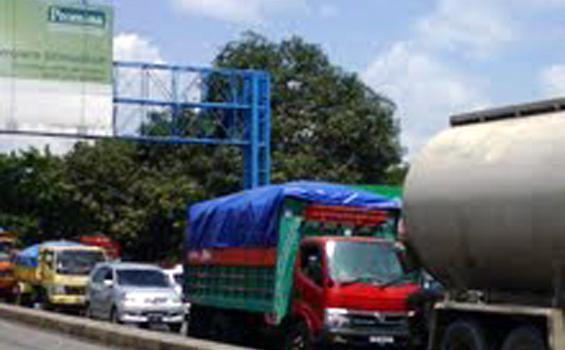 Jalan Poros Makassar-Maros Macet