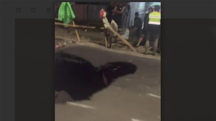 JALANAN AMBLES - Jalanan ambles mirip Sinkhole di Lenteng Agung, Jakarta Selatan, Kamis (28/5/2026). Akibat jalanan ambles tersebut lalu lintas macet.