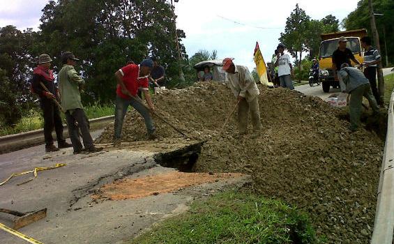 Jalintim yang Amblas Ditimbun Batu Sabes