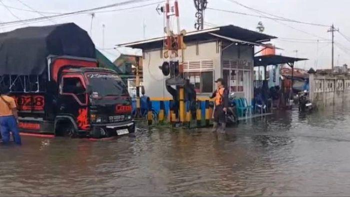 PENUTUPAN JALUR - Jalur kereta api (KA) di petak jalan Stasiun Pekalongan–Stasiun Sragi hingga Sabtu (17/1/2026) pagi, masih belum dapat dilalui akibat banjir yang menutup kedua jalur rel di KM 88+6/7