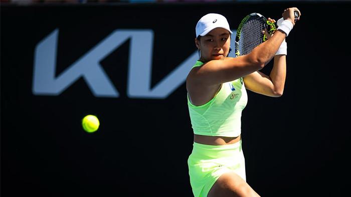 PUKUL BOLA - Petenis putri Indonesia Janice Tjen memukul bola dalam pertandingan yang dimainkan di Australia Open 2026.