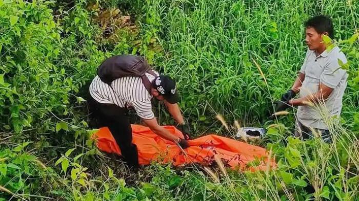 JASAD DALAM KARUNG - Aparat kepolisian mengevakuasi jasad terbungkus karung putih di Jalan Kontainer, Aimas, Kabupaten Sorong, Papua Barat Daya ke kantong jenazah, Selasa (17/2/2026), sekitar pukul 17.00 WIT.