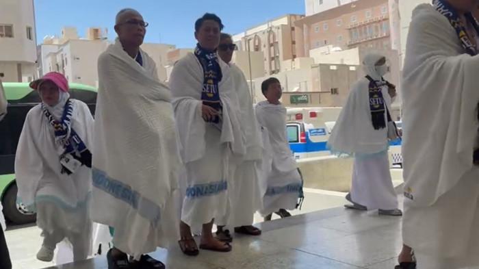 UMRAH WAJIB - Jemaah haji tiba di hotel Al Hidayah Towers wilayah Aziziyah, Makkah setelah melaksanakan ibadah umrah wajib, Sabtu (2/5/2026).