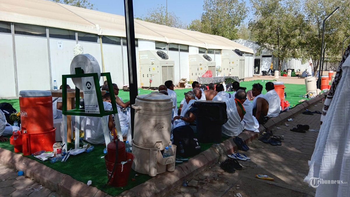 Sejumlah Jemaah Haji Indoensia yang tengah melakukan Wukuf di Arafah. Arab Saudi. Kamis (5/6/2025). Setelah mengikuti proses wukuf, jemaah haji Indonesia secara bertahap akan diberangkatkan ke Muzdalifah mulai pukul 19.00 WAS atau setelah masuk waktu Magrib. (TRIBUNNEWS.COM/Dewi Aguistina)
