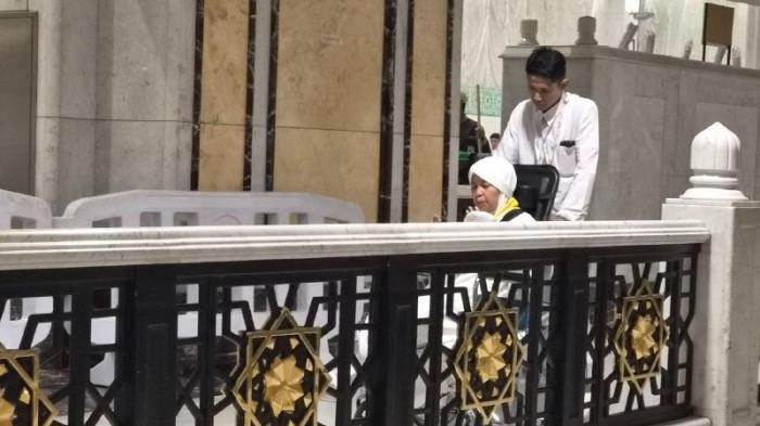 JEMAAH HAJI BERDOA - Jemaah haji berdoa di atas kursi roda saat menjalankan sai, Minggu (3/5/2026).
Kredit: Media Center Haji 2026
