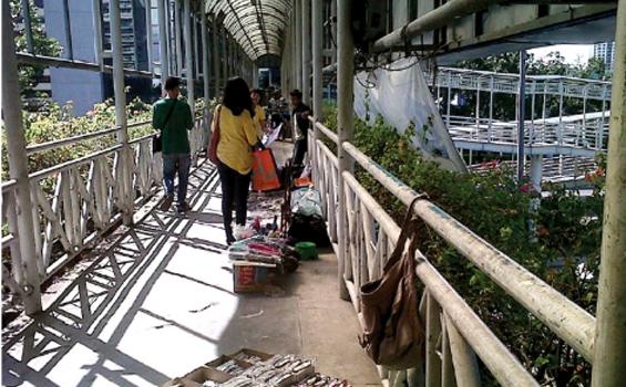 Ayo Belanja di Jembatan Penyeberangan Orang