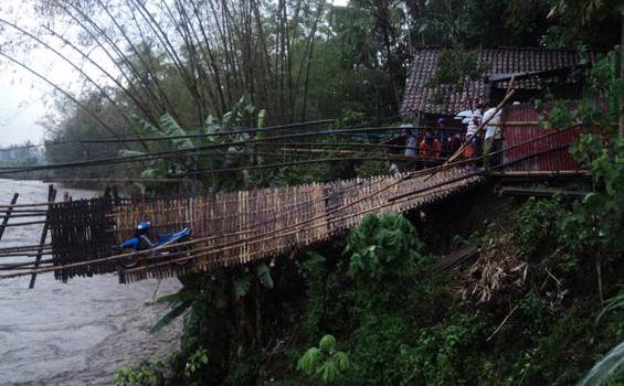 Jembatan Gantung Putus, Belasan Warga Tercebur ke Sungai