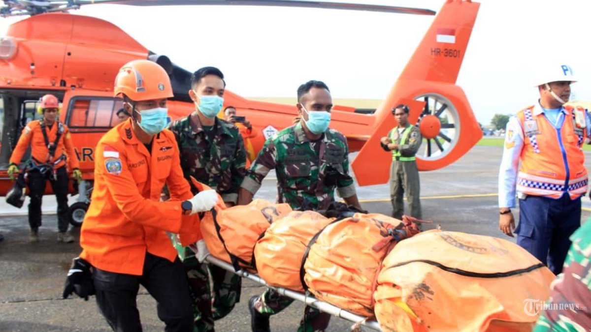 Satu jenazah korban jatuhnya pesawat ATR 42-500 berhasil dievakuasi menggunakan helikopter Rescue Basarnas Dauphin AS-365 N3 dari kawasan Gunung Bulusaraung menuju Lanud Sultan Hasanuddin, Rabu (21/1/2026). Jenazah dibawa ke RSAU dr. Dody Sardjoto untuk proses identifikasi awal sebelum dibawa ke posko DVI di RS Bhayangkara. (Puspen TNI)