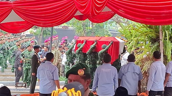 PEMAKAMAN RYAMIZARD RYACUDU - Jenazah Menteri Pertahanan RI periode 2014 - 2019 Ryamizard Ryacudu dimakamkan secara militer di Taman Makam Pahlawan Nasional Utama Kalibata, Jakarta Selatan, Senin (1/6/2026) siang.