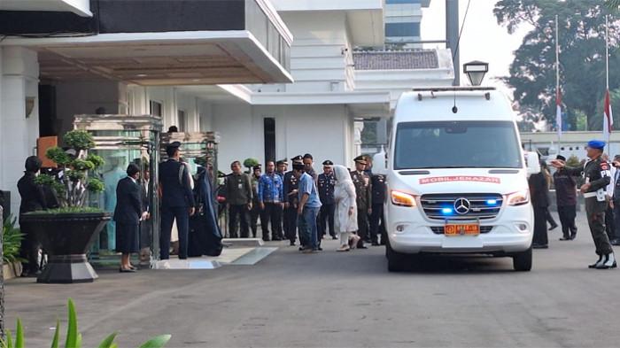 JENAZAH RYAMIZARD RYACUDU - Jenazah mantan Menteri Pertahanan (Menhan) Ryamizard Ryacudu tiba di Gedung Kementerian Pertahanan, Senin (1/6/2026).
