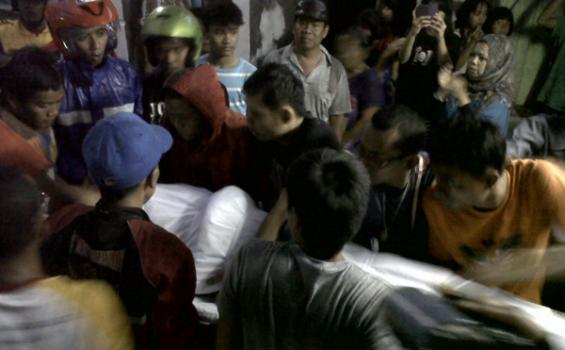 Jenazah Eris Korban UOB Disambut Tangis saat Tiba di Rumah