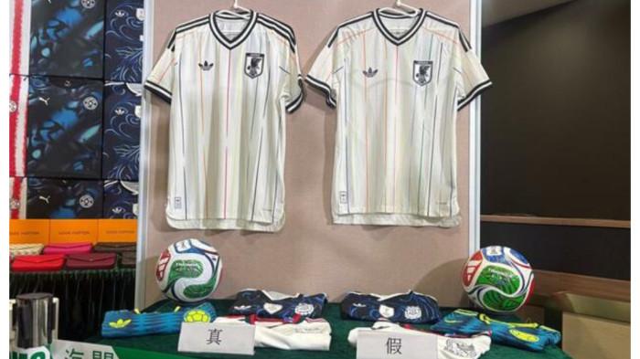 JERSEY PALSU - Bea Cukai Hong Kong menyita 230.000 barang yang diduga palsu senilai 20 juta dolar, termasuk jersey, sepatu, jam tangan, speaker dan tas tangan, yang akan dijual di tengah euforia Piala Dunia 2026.