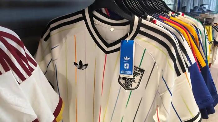 JERSEY ORI - Salah satu Jersey away Tim Nasional Jepang terpampang di salah satu outlet olahraga di DP Mall Semarang Sport Direct, Kamis (28/5/2026). Jersey Timnas away Jepang tersebut menjadi salah satu favorit paling dicari pecinta sepakbola jelang gelaran Piala Dunia 2026