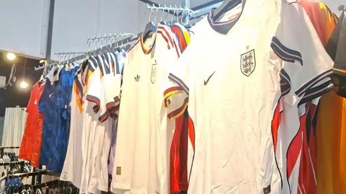 BERJEJER - Jersey timnas peserta Piala Dunia 2026, berjejer rapi di etalase Toko Andamas, Jalan Sundoro, Palangka Raya, Jumat (12/6/2026).