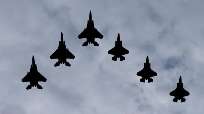 GEMPUR IRAN - Jet-jet tempur Israel berangkat untuk menggempur Iran. Israel kini memasuki operasi milite rfase dua yang menargetkan sejumlah fasilitas penting, seperti pabrik senjata dan nuklir Iran.