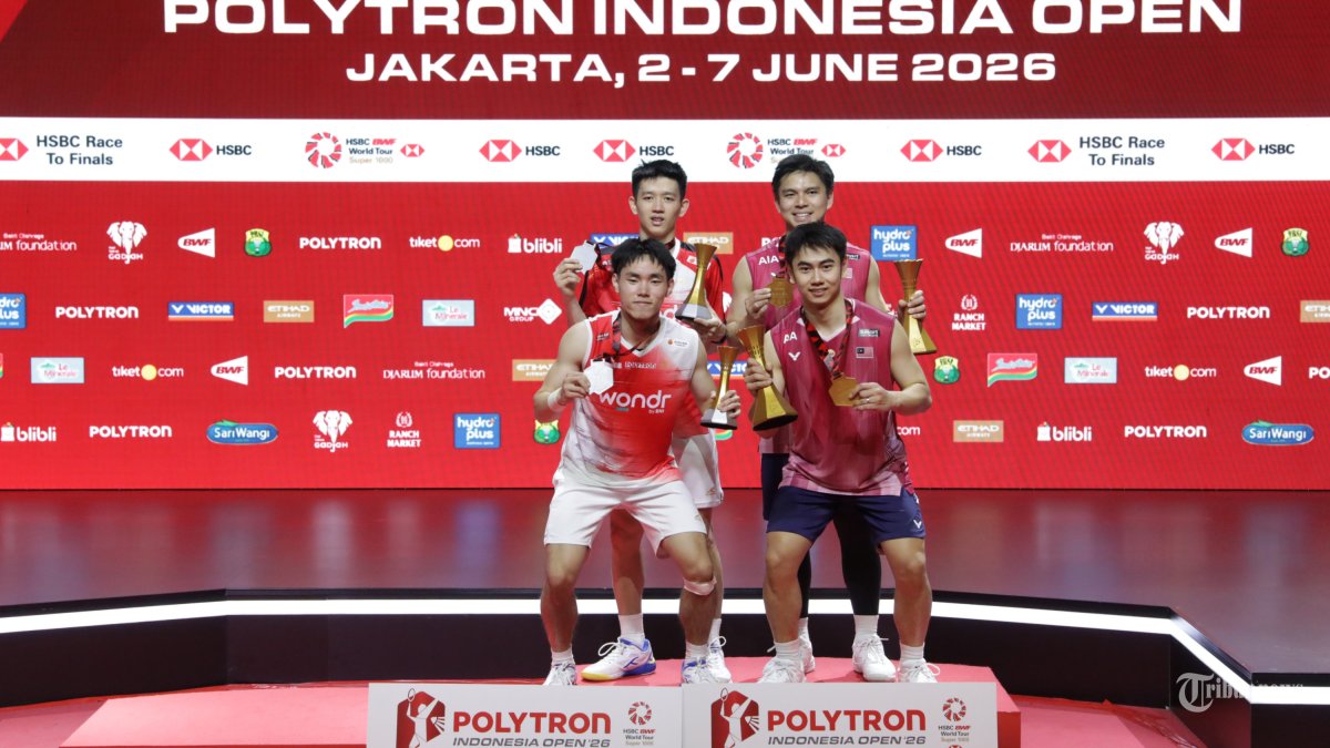 POLYTRON INDONESIA OPEN - Pebulu tangkis ganda putra Malaysia Goh Sze Fei dan Nur Izzudin bersama pebulu tangkis Indonesia Raymond Indra dan Nikolaus Joaquin berfoto memegang piala usai babak final Polytron Indonesia Open 2026 di Istora Senayan, Jakarta, Minggu (7/6/2026). Raymond Indra dan Nikolaus Joaquin gagal menjuarai Polytron Indonesia Open 2026 setelah kalah dari Goh Sze Fei dan Nur Izzuddin dengan skor?13-21, 21-18 dan 21-10. TRIBUNNEWS/IRWAN RISMAWAN