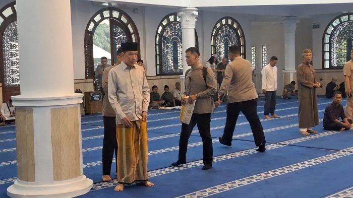 SALAT IDULFITRI- Presiden ke-7 RI Joko Widodo (Jokowi), melaksanakan ibadah salat Idulfitri 1 Syawal 1447 Hijriah di Masjid Jami' Al-Bina, kawasan Gelora Bung Karno (GBK), Jakarta Pusat, Sabtu (21/3/2026)