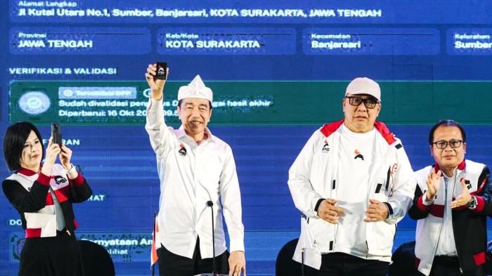 KTA JOKOWI - Presiden ke-7 RI Joko Widodo (Jokowi) menunjukkan Kartu Tanda Anggota (KTA) Partai Solidaritas Indonesia (PSI) dalam kegiatan di Bandung, Jawa Barat, Sabtu (26/9/2026). KTA tersebut ditunjukkan Jokowi untuk membuktikan dirinya telah menjadi anggota PSI sejak 14 Oktober 2025, dengan nomor keanggotaan yang memiliki deretan angka 7.