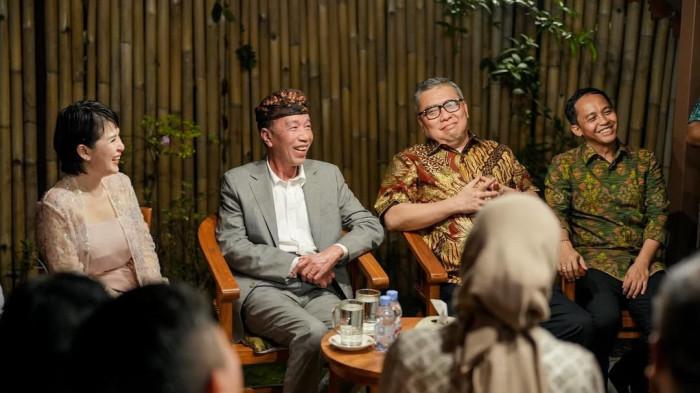 SOSOK BAPAK J – Presiden ke-7 RI Joko Widodo (Jokowi) berbincang santai dengan jajaran pengurus Partai Solidaritas Indonesia (PSI), termasuk Sekjen Raja Juli Antoni, di Waroeng Kopi Klotok, Seminyak, Bali, 1 Oktober 2025. Setelah pertemuan tersebut, nama “Bapak J” resmi masuk struktur DPP PSI sebagai Ketua Dewan Pembina dan mulai dikaitkan dengan Jokowi.