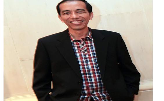 Jokowi Berbaju Kotak Dibalut Jas Hitam, Matching Nggak Sih?