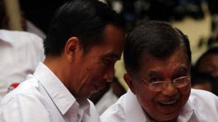 JOKOWI DAN JK - Joko Widodo (kiri) dan Jusuf Kalla, saat menghadiri acara deklarasi pasangan tersebut di Gedung Joeang, Jakarta Pusat, tahun 2014. Juru Bicara Jusuf Kalla (JK), Husain Abdullah, mengungkapkan, langkah politik JK merupakan kunci pembuka jalan bagi karier nasional Jokowi.