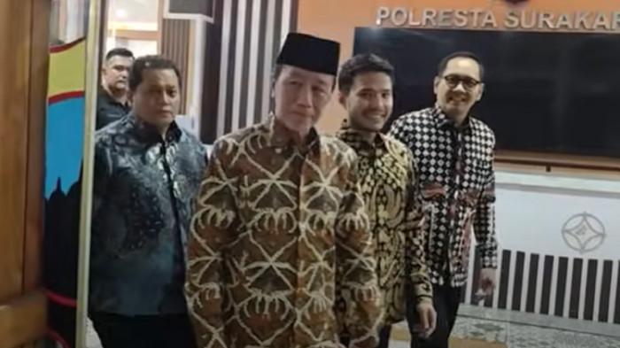 JOKOWI - Jokowi keluar dari gedung Mapolres Solo, Jawa Tengah, Rabu (11/2/2026). Jowi jalani pemeriksaan selama 2,5 tahun terkait kasus tudingan ijazah palsu.