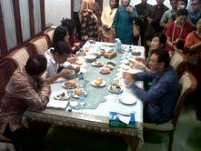 Jokowi Semeja Bareng Basuki Nikmati Hidangan Open House