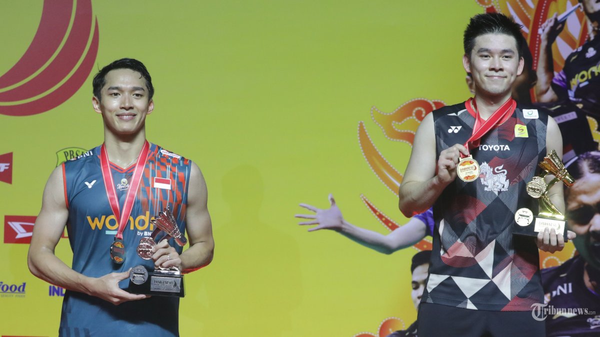 Pebulu tangkis tunggal putra Indonesia Jonatan Christie bersama tunggal putra Thailand Kunlavut Vitidsarn memegang piala pada final Daihatsu Indonesia Masters 2025 di Istora Senayan, Jakarta, Minggu (26/1/2025). Jonatan Christie gagal menjuarai Indonesia Masters 2025 pada sektor tunggal putra usai kalah rubber gim dengan skor 21-18, 17-21 dan 18-21. TRIBUNNEWS/IRWAN RISMAWAN
