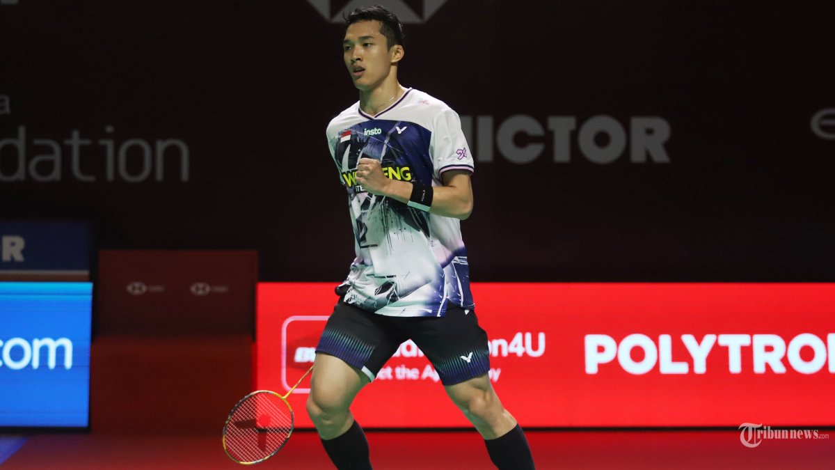 POLYTRON INDONESIA OPEN - Pebulu tangkis tunggal putra Indonesia Jonatan Christie saat melawan pebulu tangkis Indonesia Alwi Farhan dari Indonesia pada babak 16 besar Polytron Indonesia Open 2026 di Istora Senayan, Jakarta, Kamis (4/6/2026). Jonatan Christie melaju ke babak 8 besar usai menang rubber gim 17-21, 21-17 dan 21-16.   TRIBUNNEWS/HERUDIN