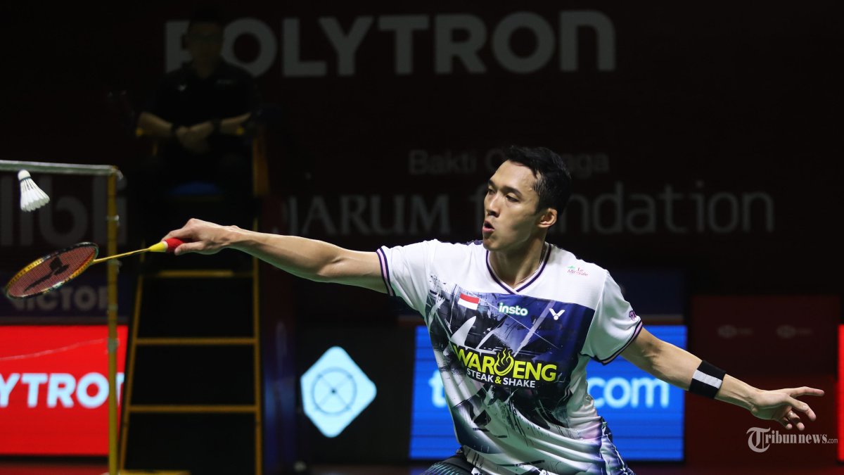 POLYTRON INDONESIA OPEN - Pebulu tangkis tunggal putra Indonesia Jonatan Christie saat melawan pebulu tangkis Indonesia Alwi Farhan dari Indonesia pada babak 16 besar Polytron Indonesia Open 2026 di Istora Senayan, Jakarta, Kamis (4/6/2026). Jonatan Christie melaju ke babak 8 besar usai menang rubber gim 17-21, 21-17 dan 21-16.   TRIBUNNEWS/HERUDIN
