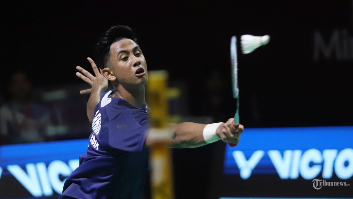 POLYTRON INDONESIA OPEN - Pebulu tangkis tunggal putra Indonesia Alwi Farhan saat melawan pebulu tangkis Indonesia Jonatan Christi pada babak 16 besar Polytron Indonesia Open 2026 di Istora Senayan, Jakarta, Kamis (4/6/2026). Langkah Alwi Farhan terhenti setelah kalah dari Jonatan Christie dengan rubber gim 17-21, 21-17 dan 21-16.   TRIBUNNEWS/HERUDIN