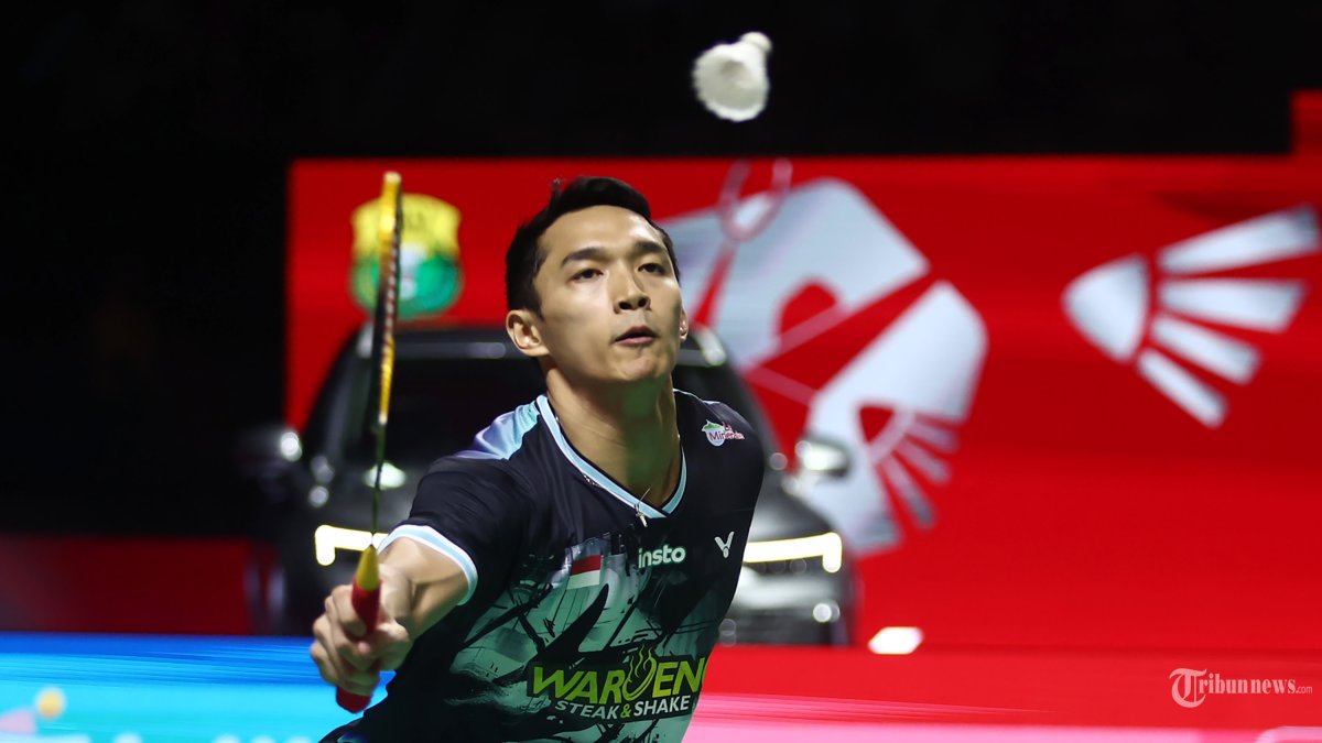 POLYTRON INDONESIA OPEN - Pebulu tangkis tunggal putra Indonesia Jonatan Christie saat melawan Yushi Tanaka dari Jepang pada babak 8 besar Polytron Indonesia Open 2026 di Istora Senayan, Jakarta, Jumat (5/6/2026). Jonatan Christie melaju ke babak semi final usai menang dua gim 21-19 dan 24-22.   TRIBUNNEWS/HERUDIN