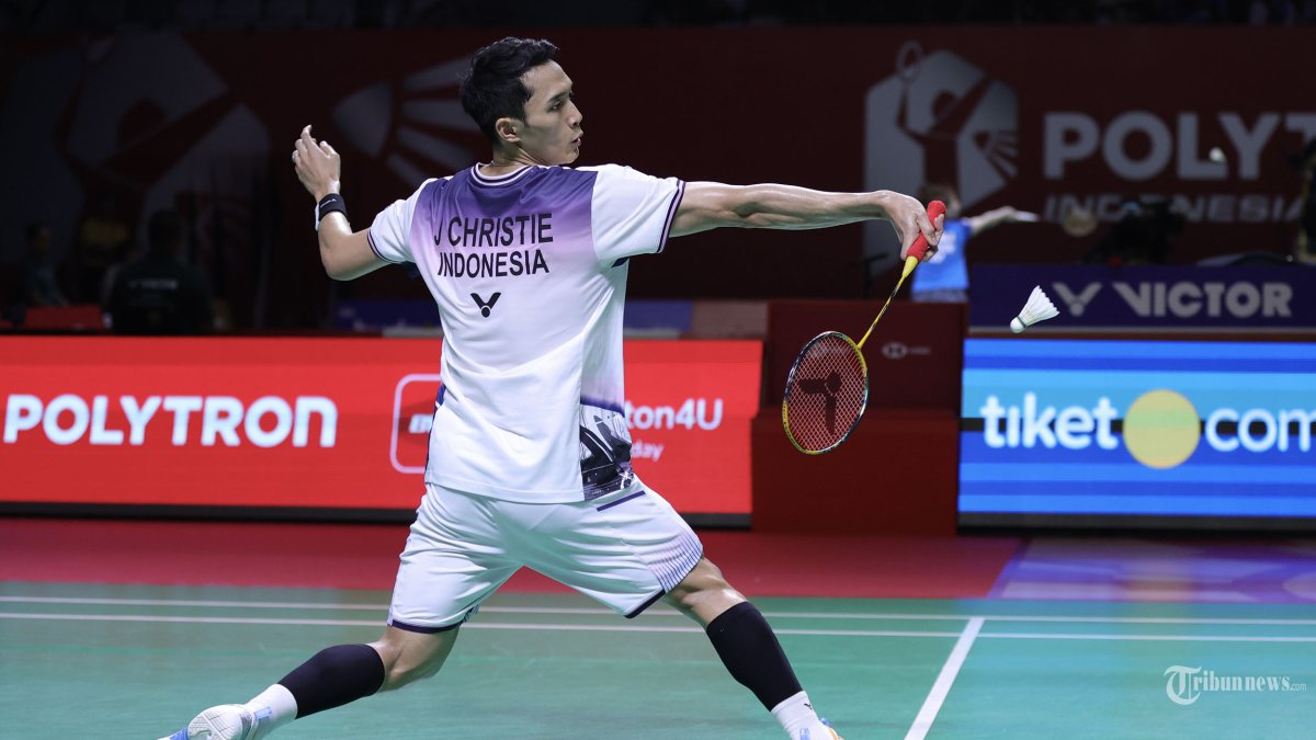 MENANG - Pebulu tangkis tunggal putra Indonesia Jonatan Christie berusaha mengembalikan kok ke arah tunggal putra Singapura Jia Heng Jason Teh pada babak 32 besar Polytron Indonesia Open 2026 di Istora Senayan, Jakarta, Selasa (2/6/2026). Jonatan Christie menang dengan dua gim langsung 21-18 dan 21-15. TRIBUNNEWS/PBSI