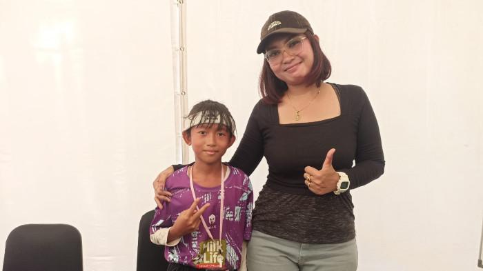 Peserta Milklife Soccer Challange Solo Seri I 2025, Joyce Patricia dan orangtuanya, Astrid Florencia saat hadir di sesi wawancara media di Lapangan Kota Barat, Solo, Sabtu (1/11/2025).