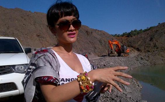 Julia Perez Pikat Om Nakal Beli Batu Baranya