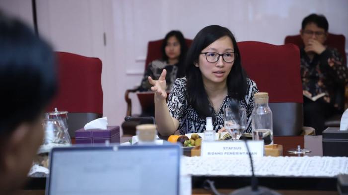 SOSOK JURIST TAN - Jurist Tan selaku Staf Khusus Mendikbudristek Nadiem Makarim memberi pemaparan dalam pertemuan di kantor Kemenpan RB, Jakarta, Jumat (23/2/2024). Kini, Jurist Tan berstatus buronan kasus korupsi Chromebook dan Kejagung menegaskan proses hukum tetap berjalan dengan peluang jerat pasal perintangan penyidikan.