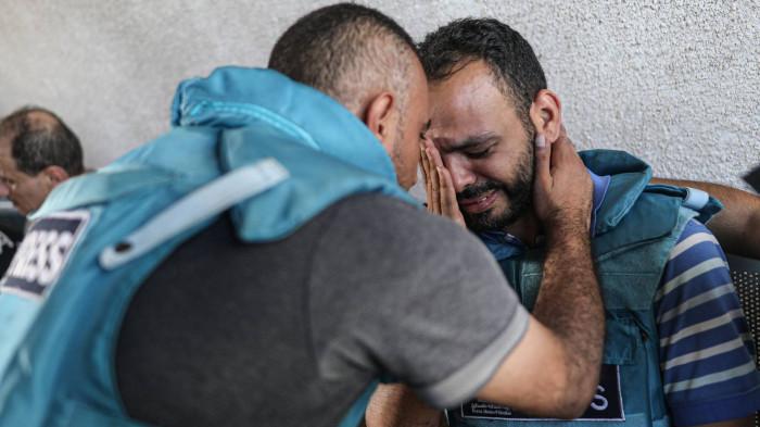 DIBUNUH ISRAEL - Kerabat dan kolega jurnalis Palestina Saeed Al-Taweel dan Mohammad Sobh, yang tewas dalam serangan udara Israel, berduka di Jalur Gaza pada 10 Oktober 2023. Para jurnalis tersebut tewas saat merekam penargetan sebuah bangunan tempat tinggal oleh pesawat tempur Israel di distrik Rimal di Gaza barat.